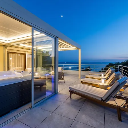 Beachfront Penthouse Podstrana